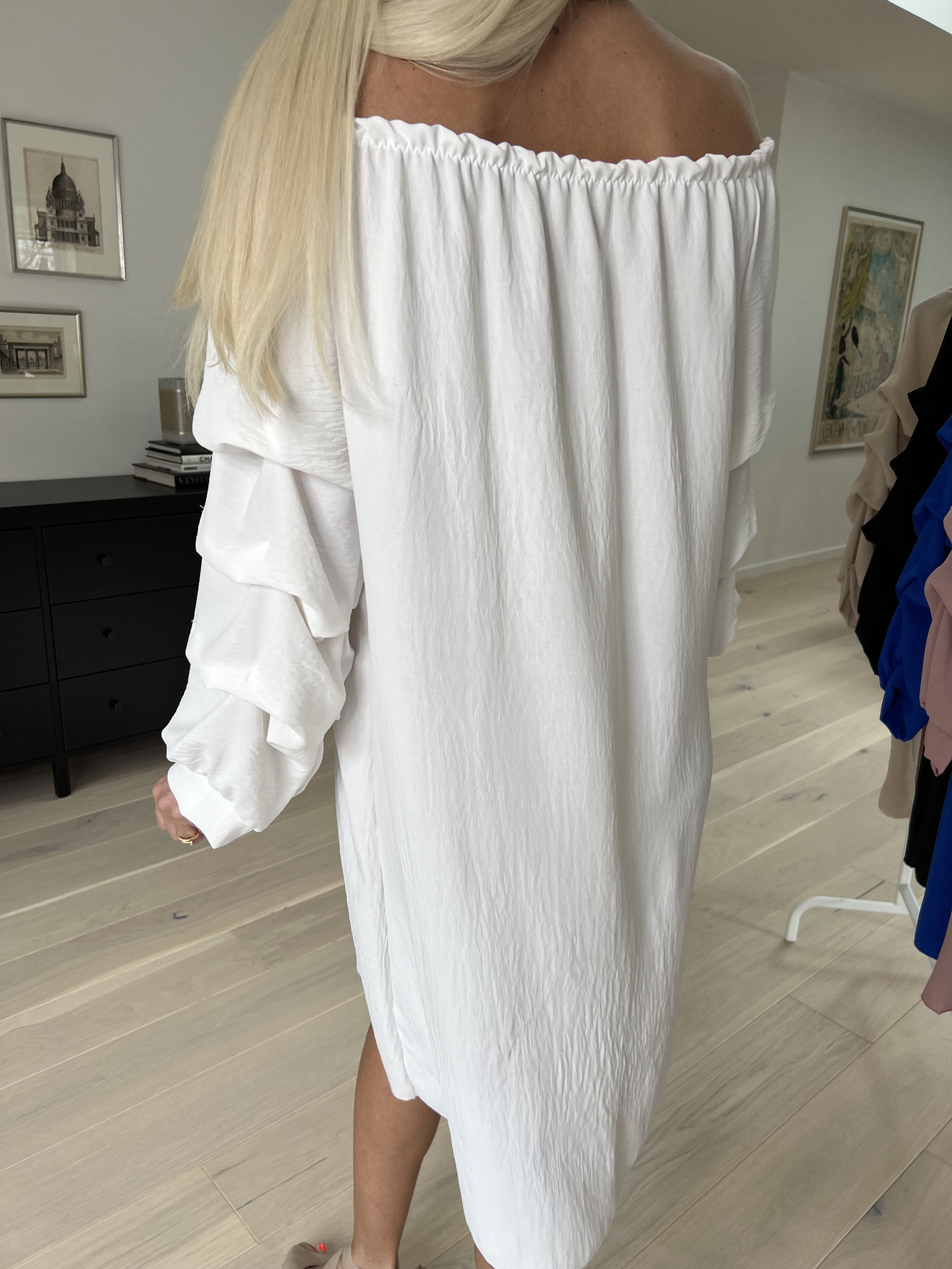 Joanna - Sød kjole i viskose med rynk på ærmerne